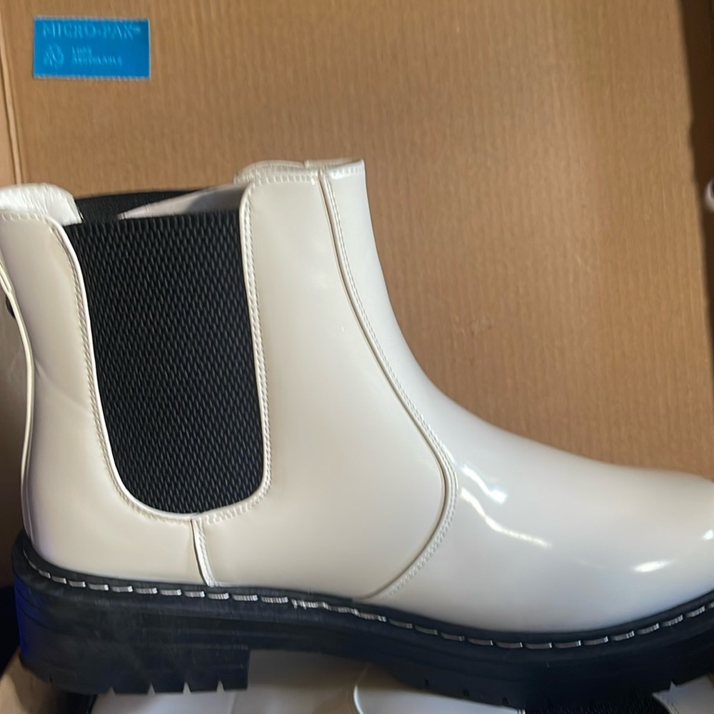 🦋0017 NWT SUGAR/KICKERS size 9.5 never worn.🦋